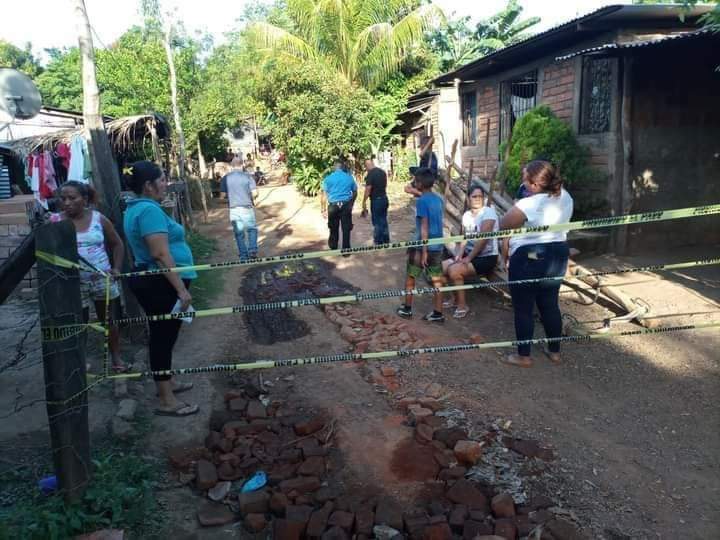La  Policía acordonó la casa donde ocurrió el crimen en el barrio 17 de Julio en La Paz Centro, departamento de León. LA PRENSA/ Cortesía. 