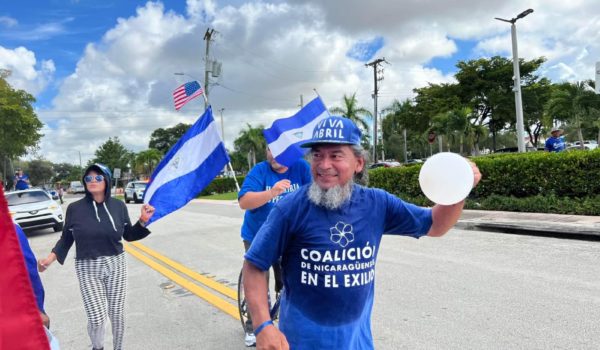 Maratonista Alex Vanegas encabeza caravana en Miami para demandar la libertad de monseñor Rolando Álvarez