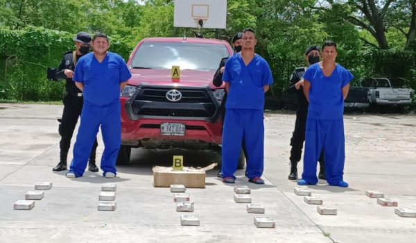 Camioneta cargaba motocicleta y también cocaína