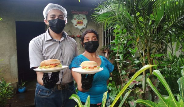 Universitario vende hamburguesas de cáscara de plátano para costear gastos médicos de su madre