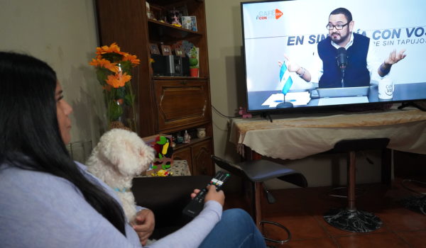 Migrantes y exiliados se mantienen conectados con Nicaragua a través de medios de comunicación en internet