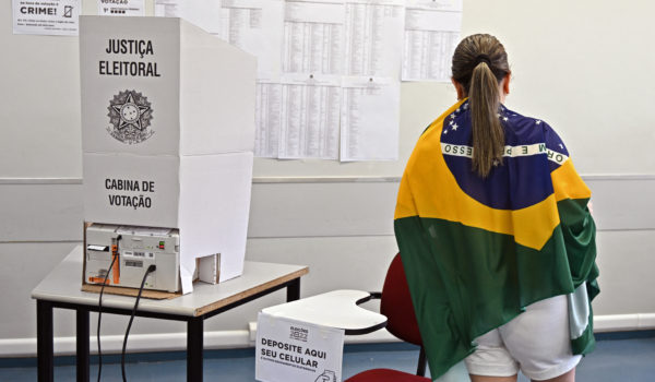 Bolsonaro y Lula miden fuerzas en primera vuelta electoral bajo alta tensión en Brasil