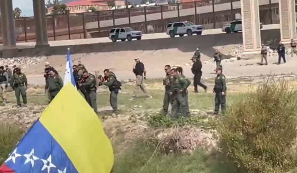 Oficiales de la patrulla fronteriza de EE.UU., disparan balas de goma a migrantes venezolanos
