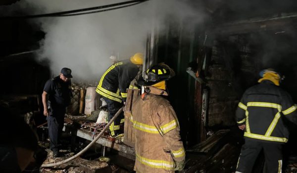 Incendio en el mercado Oriental deja al menos tres tramos quemados