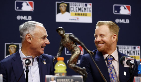 Justin Turner, de los Dodgers, gana el premio Roberto Clemente