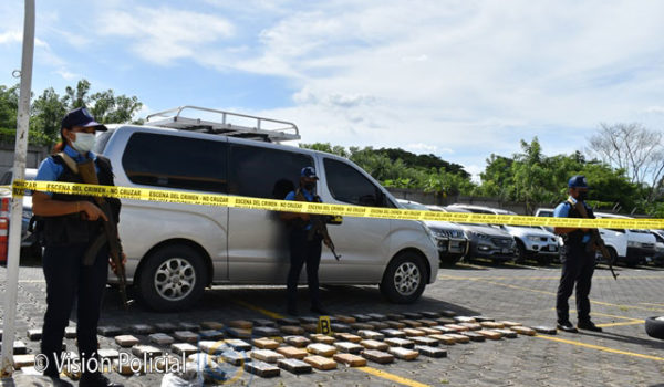 Narcotraficantes dejan abandonados 100 kilos de cocaína en microbús