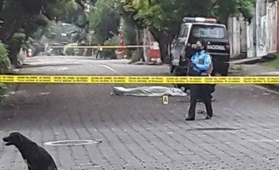 ¿Crimen o accidente de tránsito? Desconocido aparece muerto en calle del barrio Ducualí