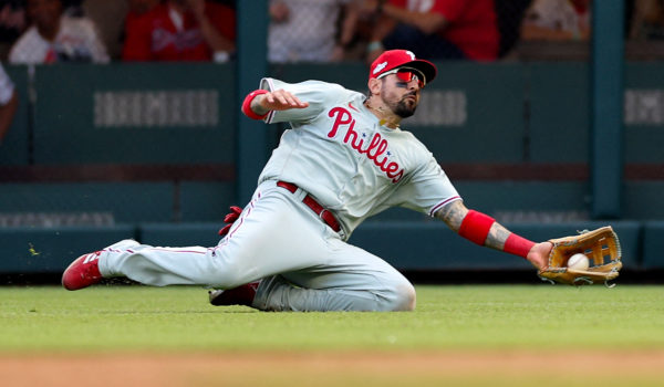 Filis resisten rebelión de los Bravos y se llevan el primer juego
