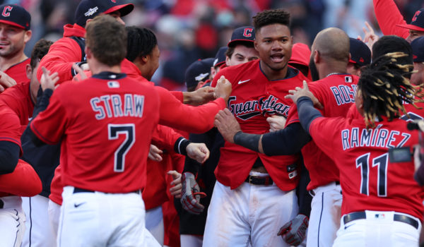 Cleveland derrota a Tampa en 15 innings y salta a la Serie Divisional contra los Yanquis