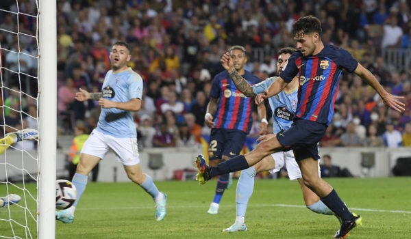 Barcelona gana con sufrimiento, pero alcanza al Madrid en el liderato de la Liga