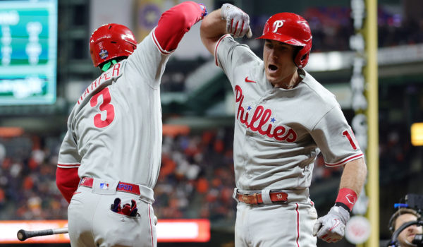 Filis propinan primer golpe a los Astros en la Serie Mundial