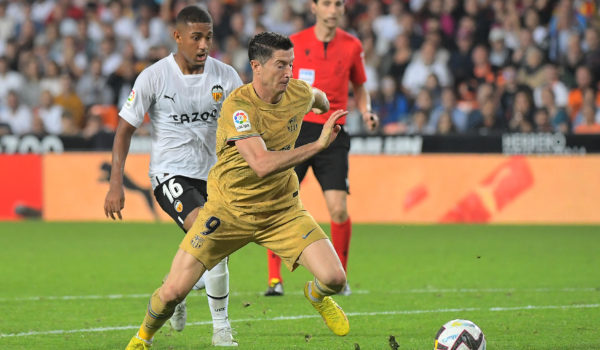 Lewandowski salva al Barcelona en un agónico triunfo ante el Valencia
