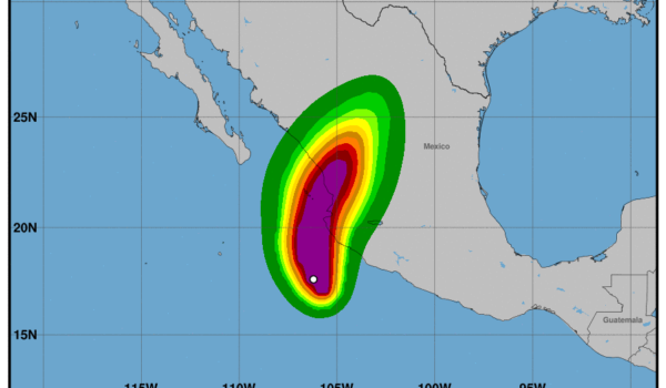 Huracán Roslyn se fortalece a categoría 4 en la costa del pacífico mexicano
