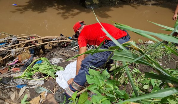 Pobladores recuperan feto en río y lo iban a enterrar porque Policía nunca llegó al lugar