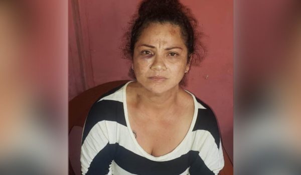 Mujer acusada de matar a su compañero de trabajo por un celular esperará juicio en la cárcel