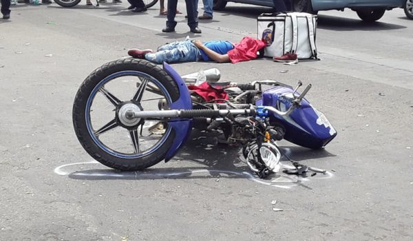 Busero de la ruta 110 arrolla mortalmente a motociclista en los semáforos de La Subasta, en Managua