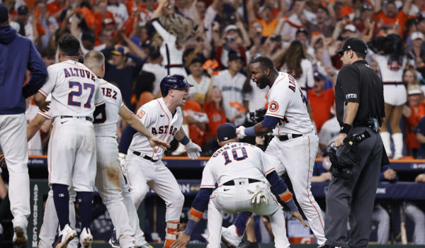 Yordan Álvarez se va a la calle y Astros le sacan victoria del bolsillo a Seattle