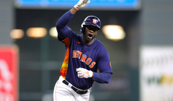 Yordan Álvarez vuelve a tronar y los Astros están a una victoria de la Serie de Campeonato