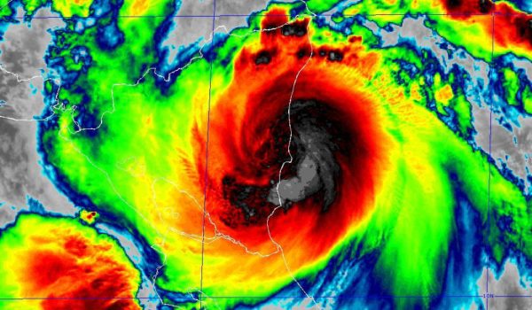 Julia golpea con su fuerza Nicaragua tras ingresar cerca de Laguna de Perlas