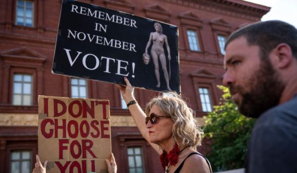 Por qué (sin estar en la boleta) el aborto es un tema clave en la batalla por ganar el Congreso en EE.UU.