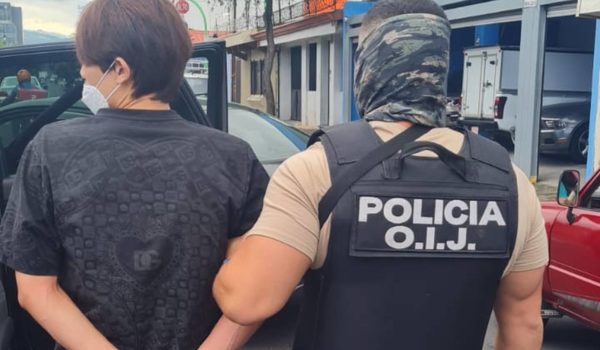 Detienen al representante legal de tiendas SYR en Costa Rica, local donde fueron golpeadas a tubazos dos nicaragüenses