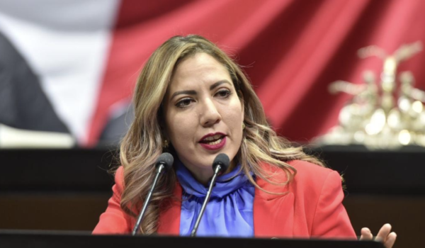 Laura Patricia Contreras, diputada mexicana, apadrina a Miguel Mendoza