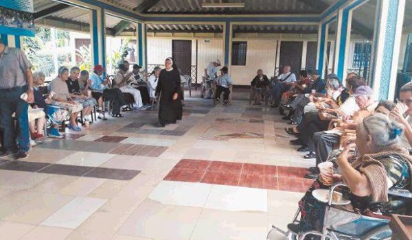 Club Santa Lucia urge de ayuda para seguir atendiendo a sus ancianos