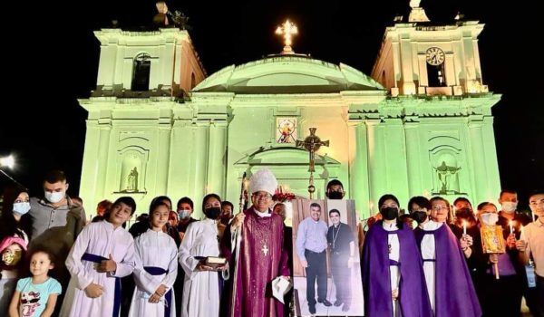 Obispo hondureño realiza vigilia por monseñor Rolando Álvarez y los presos políticos de Nicaragua