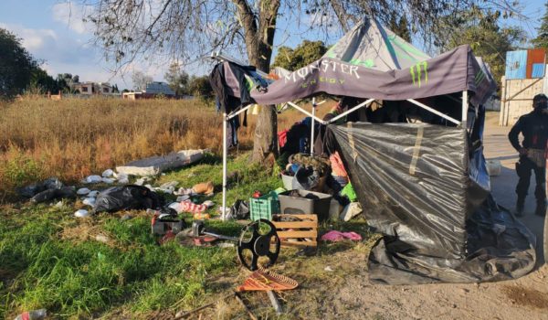 Más migrantes nicaragüenses son rescatados en México, entre un viejo campamento, un tráiler y una camioneta