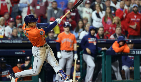 Astros resisten en dramática batalla y están a un paso de la gloria