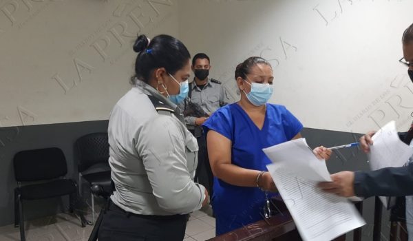 Larga condena para mujer que mató a vecina por chisme