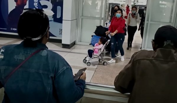 Bebé sobreviviente de accidente en La Cucamonga ya está en Venezuela con su familia