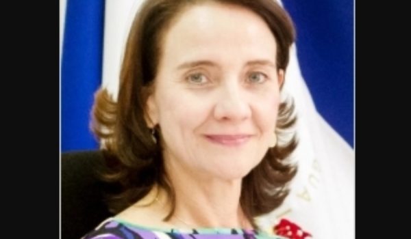 Marisol Castillo, esposa de Lenín Cerna, renuncia al cargo de contralora