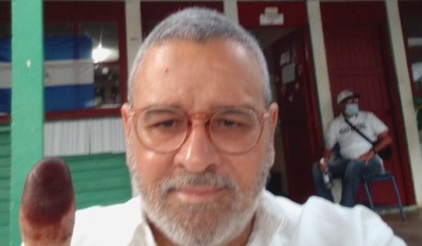 Expresidente de El Salvador Mauricio Funes y el exembajador taiwanés Jaime Chin-Mu Wu participan en farsa electoral