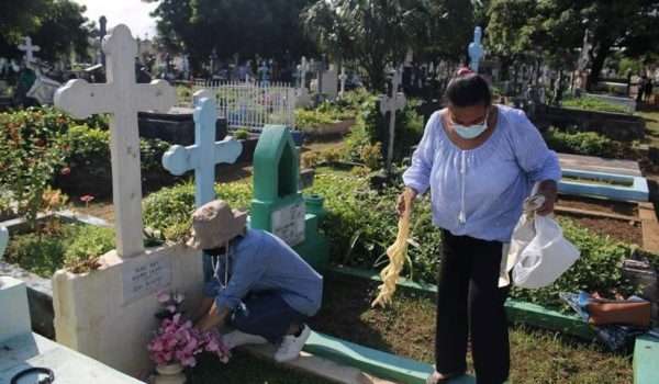 Día de los Difuntos en Nicaragua: honras familiares, mitines políticos y duelo por la violencia de la dictadura
