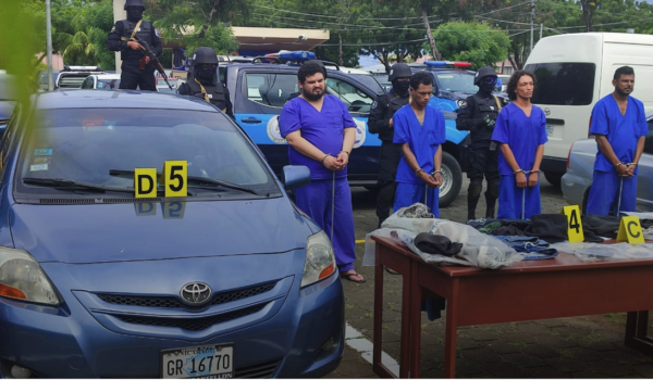 Presentan a cuatro sospechosos por robo en restaurante donde murió una adolescente de 13 años