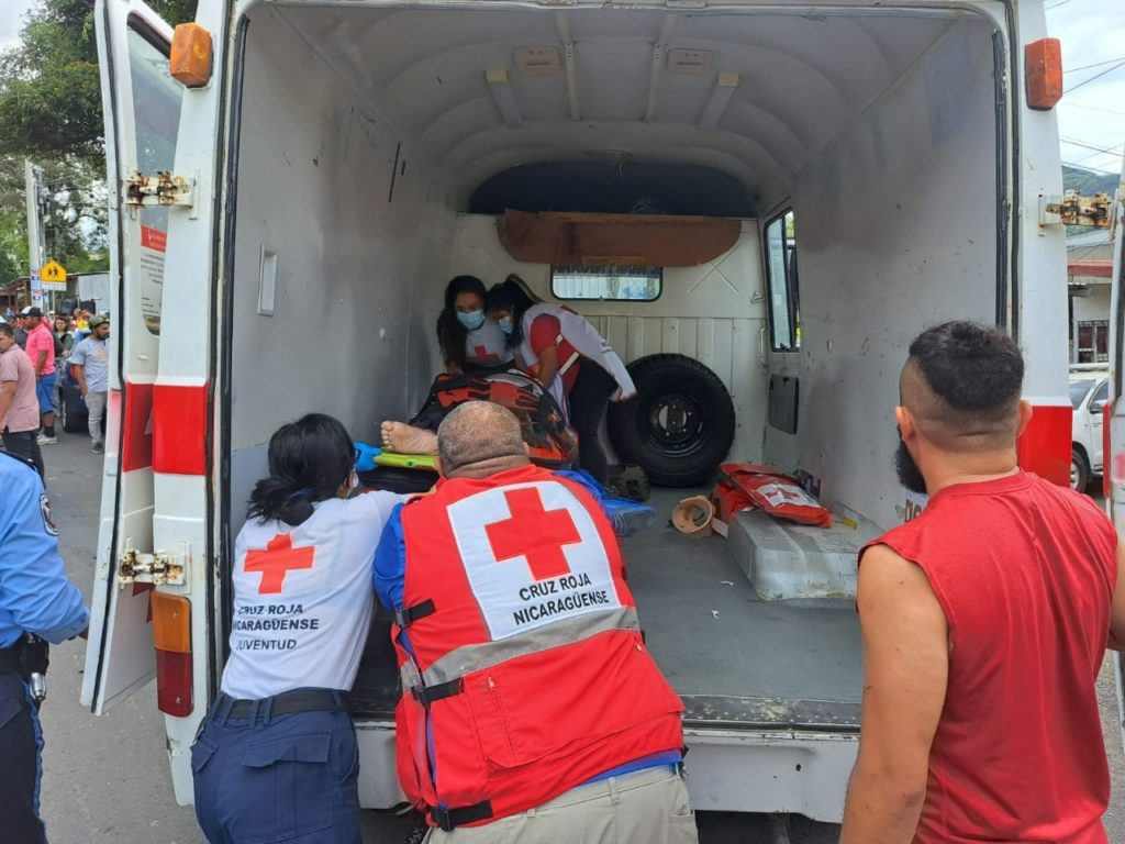 Socorristas de la Cruz Roja trasladaron al hospital Victoria Motta de Jinotega a los lesionados. LA PRENSA/Facebook.