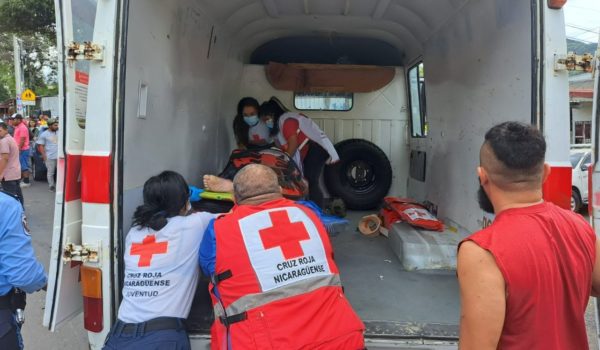 Camión sin frenos mata a dos estudiantes y un ciclista