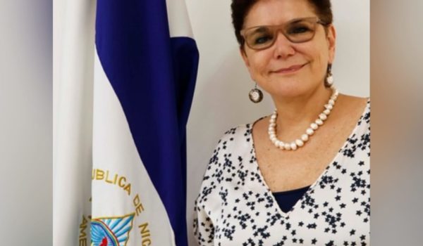 Dictadura de Ortega y Murillo condecora a representante del UNFPA en Nicaragua