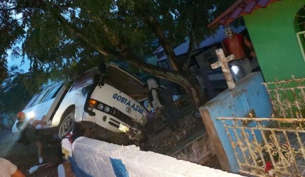 Microbús del grupo musical Costa Azul se vuelca en el cementerio de Matiguás