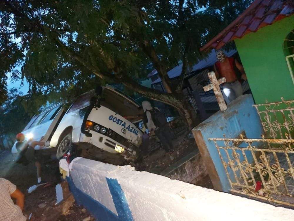 Volcado a la orilla de un sepulcro en el cementerio de Matiguás, Matagalpa, quedó el microbús del grupo musical Costa Azul. LA PRENSA/Redes Sociale