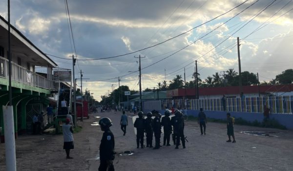 Policía orteguista agrede a militantes de Yatama que denuncian «robo» de sus alcaldías en el Caribe Norte