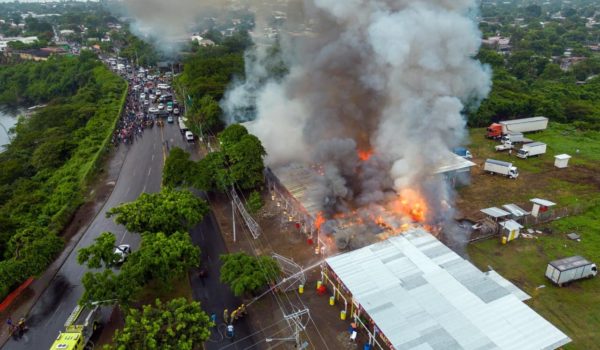 Incendio arrasa con puestos de pólvora de Tiscapa, Managua