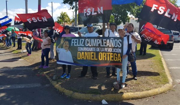 Gobierno obliga a trabajadores del Estado a salir a «rotondear» para felicitar al dictador Ortega en su cumpleaños 77