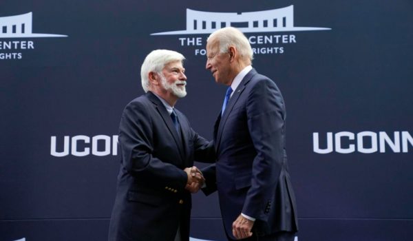 Biden nombra a influyente exsenador demócrata como su asesor especial para América