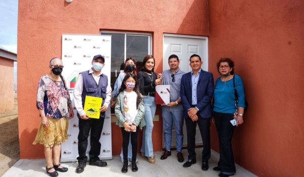 Ganadora del sorteo de CADUR recibe su casa nueva