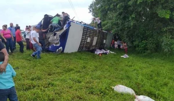 Rastra cargada de gaseosas choca con autobús y deja varios lesionados