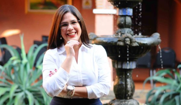 Régimen libera a María Germania Carrión y se la entrega a su padre el exjefe del Ejército, general Javier Carrión