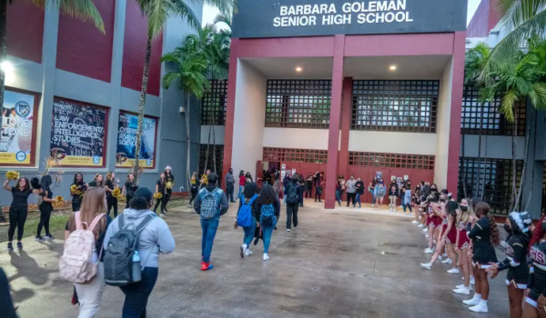 ¿Pueden asistir a escuelas públicas los niños migrantes irregulares? Esto debe saber