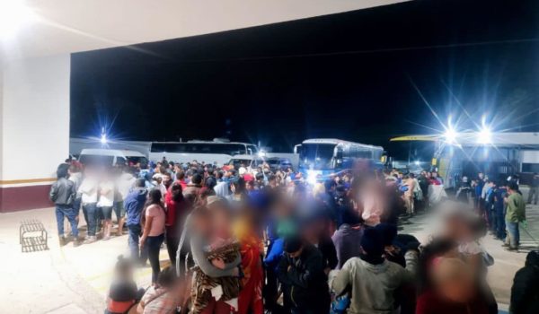 Autoridades mexicanas detienen una caravana de buses que trasladaba a migrantes nicas